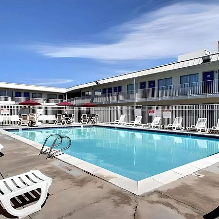 Econo Lodge Мидвейл Екстериор снимка