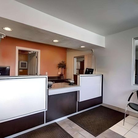 Econo Lodge Мидвейл Екстериор снимка