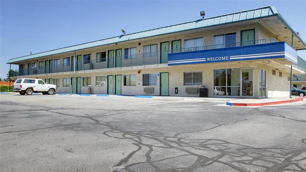Econo Lodge Мидвейл Екстериор снимка