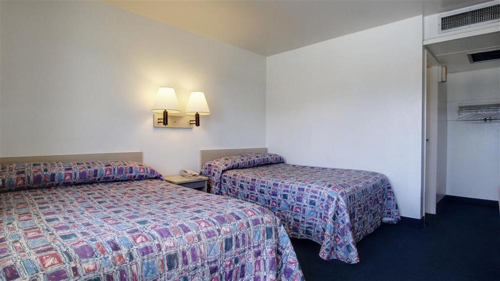 Econo Lodge Мидвейл Стая снимка