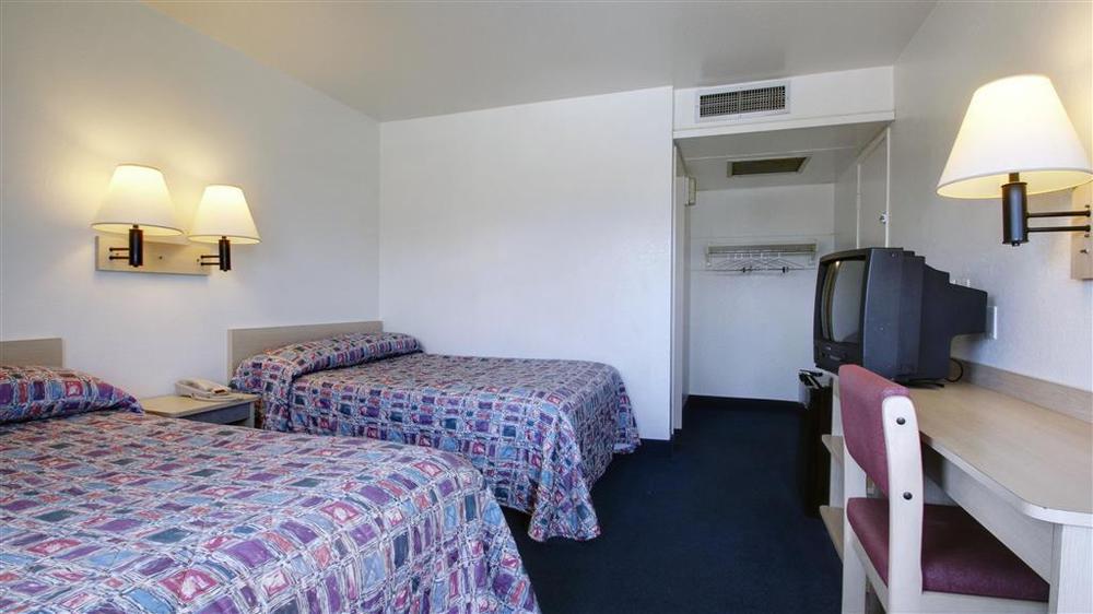 Econo Lodge Мидвейл Стая снимка