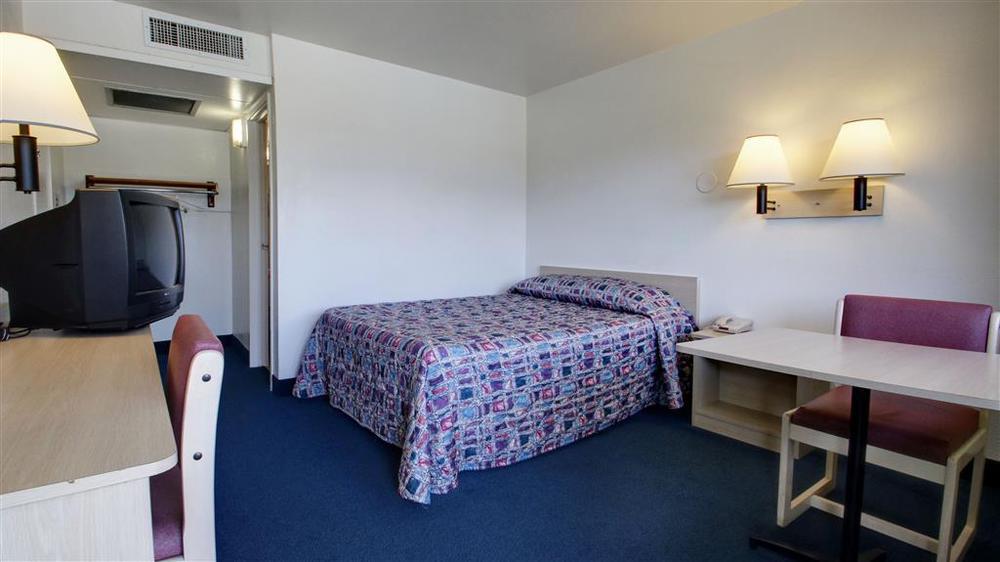 Econo Lodge Мидвейл Стая снимка
