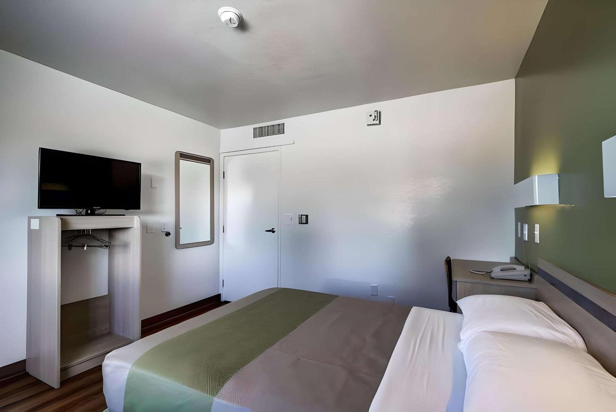 Econo Lodge Мидвейл Екстериор снимка