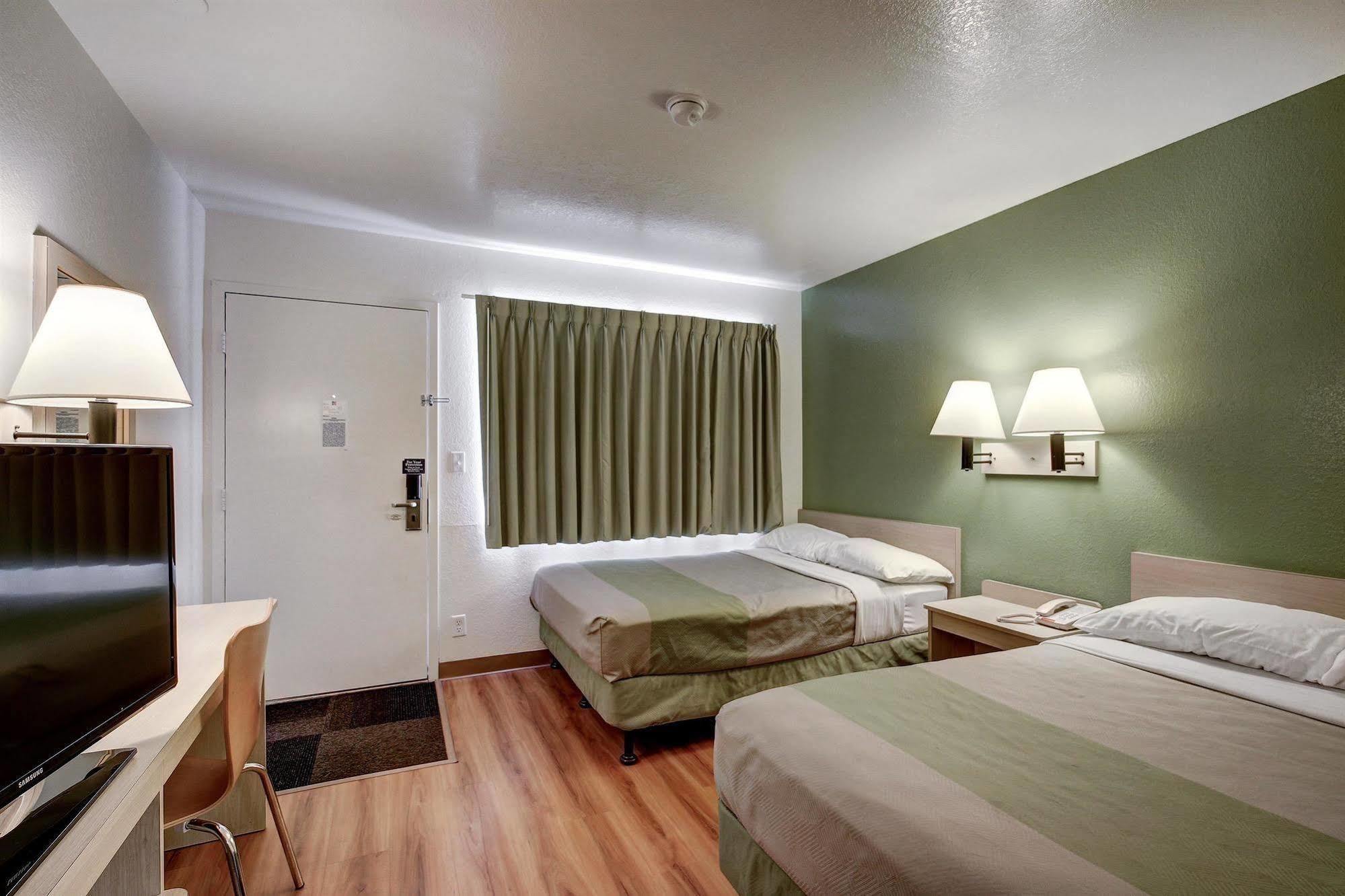 Econo Lodge Мидвейл Екстериор снимка