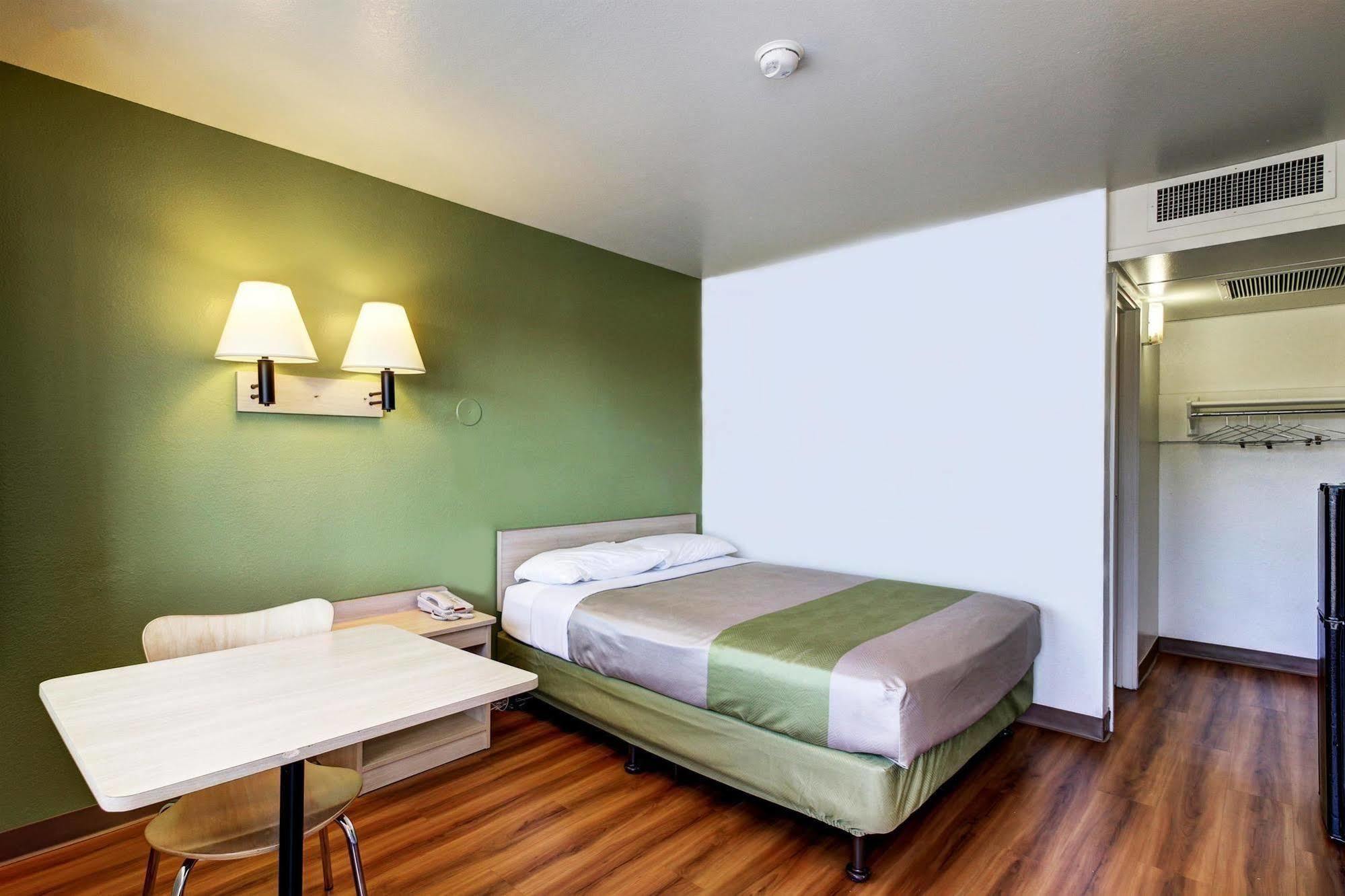 Econo Lodge Мидвейл Екстериор снимка
