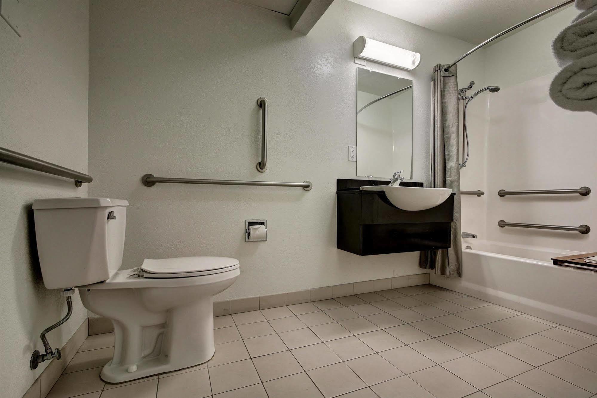 Econo Lodge Мидвейл Екстериор снимка